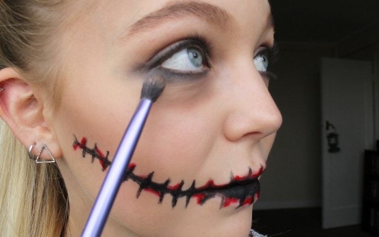 môže použiť červený rúž na stopy krvi halloween-make-up-deti-zombie-ústa-ušité-pokyny-tmavé-tmavé kruhy