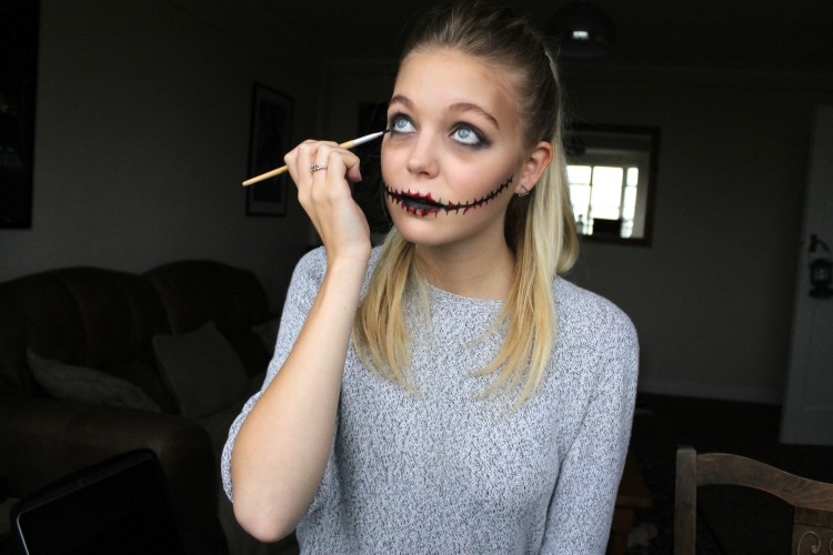 zvýraznite oči čiernymi očnými tieňmi halloween-make-up-deti-zombie-ústa ušité-návod-líčenie-očí-tmavé kruhy