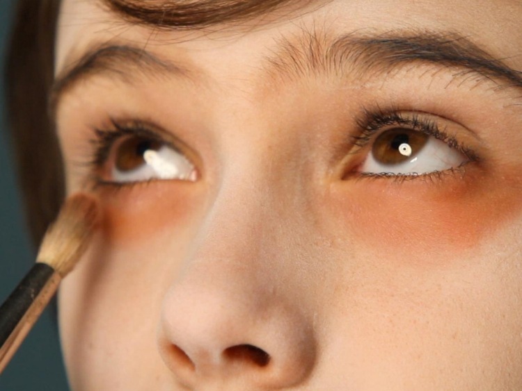 Na tmavé kruhy naneste hnedé očné tiene halloween-make-up-deti-upír-návod-tmavé kruhy-hnedo-tmavé