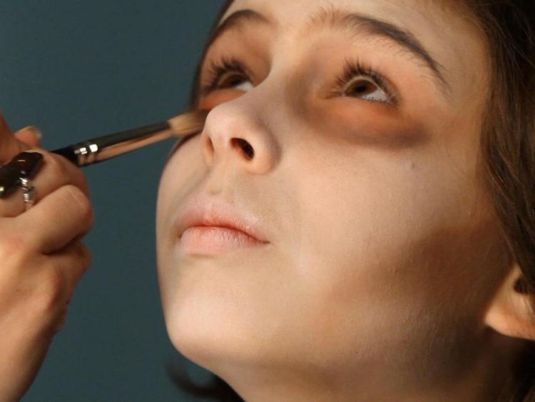 zdôraznite tmavé kruhy, líčka líčite dramatickejšie halloween-make-up-deti-upír-návod-tmavé kruhy-make-up-hnedý-silnejší