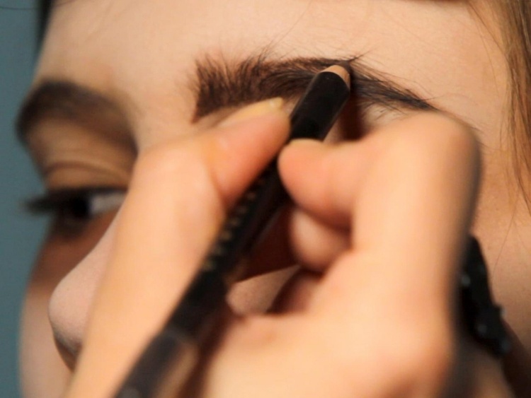 Silnejší make-up naneste na obočie pre dramatický vzhľad halloween-make-up-deti-upír-návod-obočie-make-up-básnik