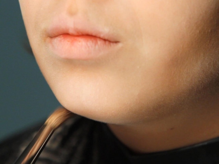 nechajte ústa bledé a suché, aby ste získali dramatický vzhľad halloween-make-up-deti-upírske-pokyny-vyfúknutie úst