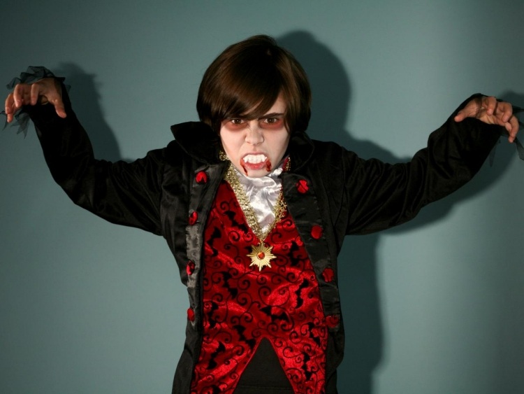 strašidelný upír s upírskymi zubami a falošnou krvou halloween-make-up-deti-upír-návod-oblečenie