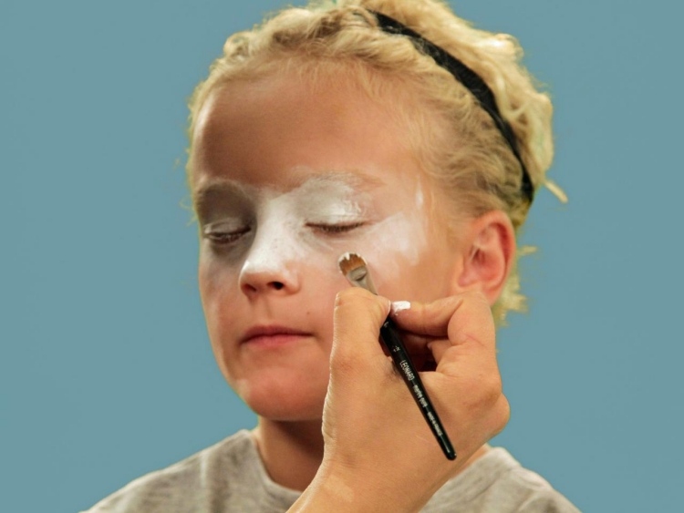 zafarbite tvár bielou farbou halloween-make-up-deti-klaun-návod-tvár-biela