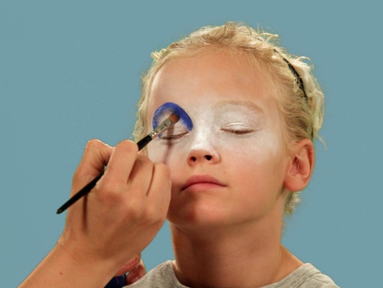 Farbenie očí v jasných, veselých farbách halloween-make-up-deti-klaun-návod-oči-modré