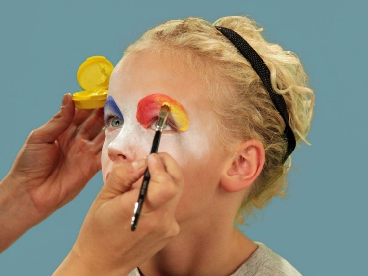 Farbiace oči v jasných, veselých farbách halloween-make-up-deti-klaun-návod-oko-oranžovo-žlté