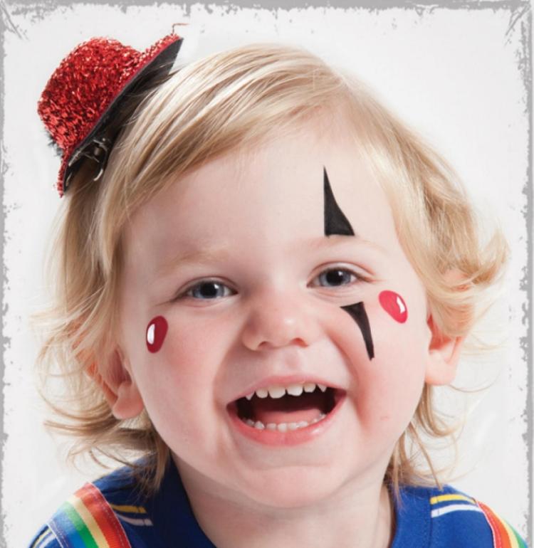 malý klaun - jednoduché tipy a nápady pri líčení halloween-make-up-nápady-makeup-deti-klaun-vtipný-klobúk