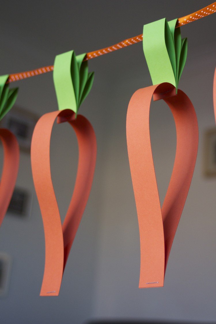 Veľkonočné remeslá s pásikmi papierovej girlandy mrkva kutilstvo