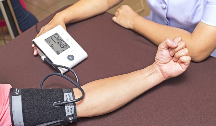 Príliš veľa soli je nezdravé. Vysoký krvný tlak spôsobuje liečbu