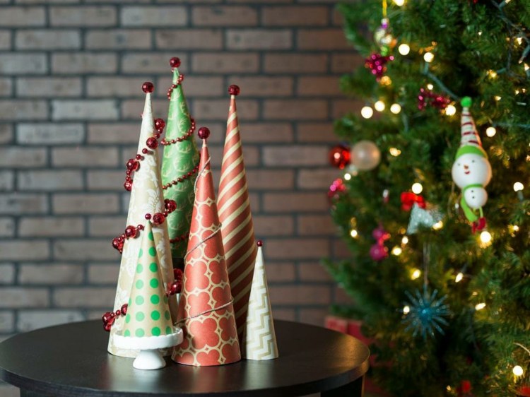 Vianoce zdobia malý byt kužeľ papierová drotárska dekorácia bočný stôl les