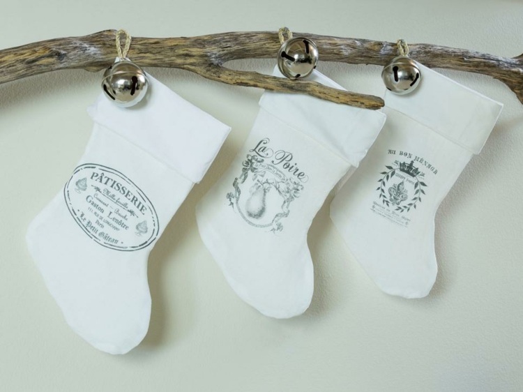 vyzdobiť malý byt vianočné ponožky uteráky vintage vetvičky zvončeky