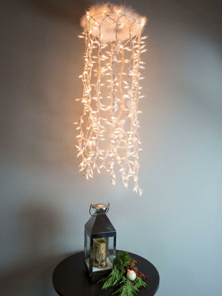 vianočný malý byt zriadený rozprávkové svetlá vianočná dekorácia veniec jednoduché osvetlenie