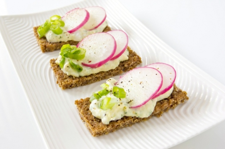 Rolky s reďkovkou a cibuľou Vianočné chutné vegetariánske buchty, reďkovky, cibuľu a jogurt