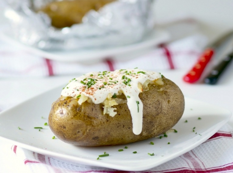 Zemiaky upečieme a podávame s jogurtom a cesnakom Vianočné-vegetariánske-jedlo-zemiaky-zapekanie-jogurt-cesnak