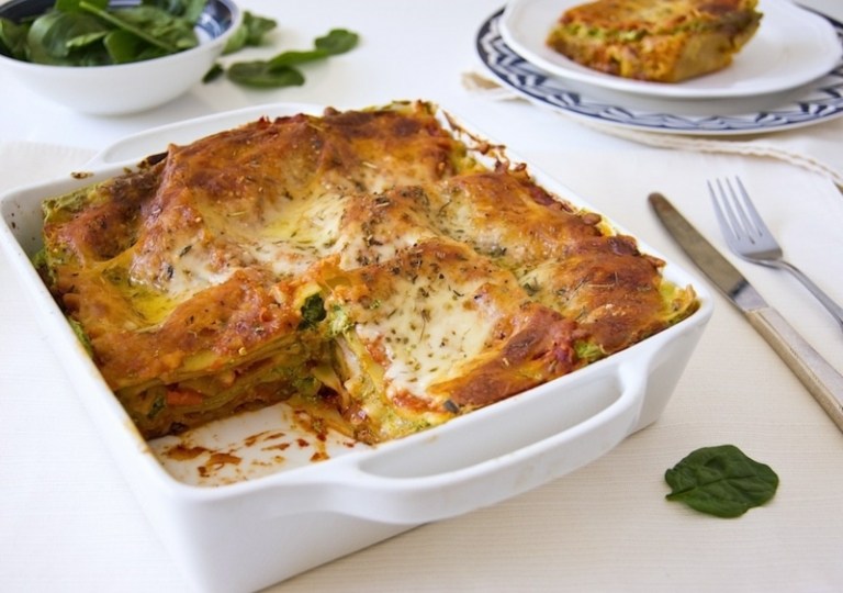 Pripravte si lasagne so zeleninou na Vianoce Vianočné-vegetariánske-hlavné jedlo-jedenie-lasagne-príprava-zeleniny