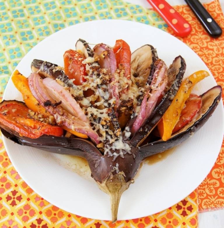 Baklažán naplňte zeleninou a podávajte na Vianoce Vianočné-vegetariánske-varenie-baklažán-paradajky-paprika-pečenie-syr-červená-cibuľa