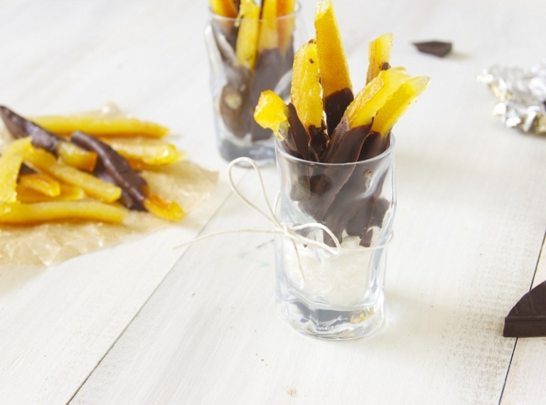 Dezert pre deti - polievanie pomarančov čiernou čokoládou Vianočné-vegetariánske-jesť-pomarančovo-čokoládové