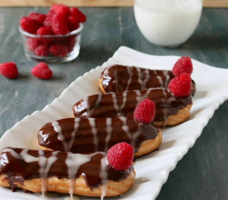 Podávajte eclair s čokoládou a bobuľami Vianoce-vegetariánske-varenie-dezert-eclair-bobule