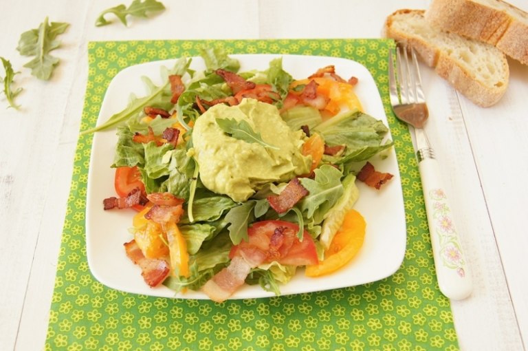 Pripravte si chutné vianočné menu bez mäsa Vianočný-vegetariánsky-štartovací-šalát-žltý-paradajkový-ľadový-šalát-avokádový