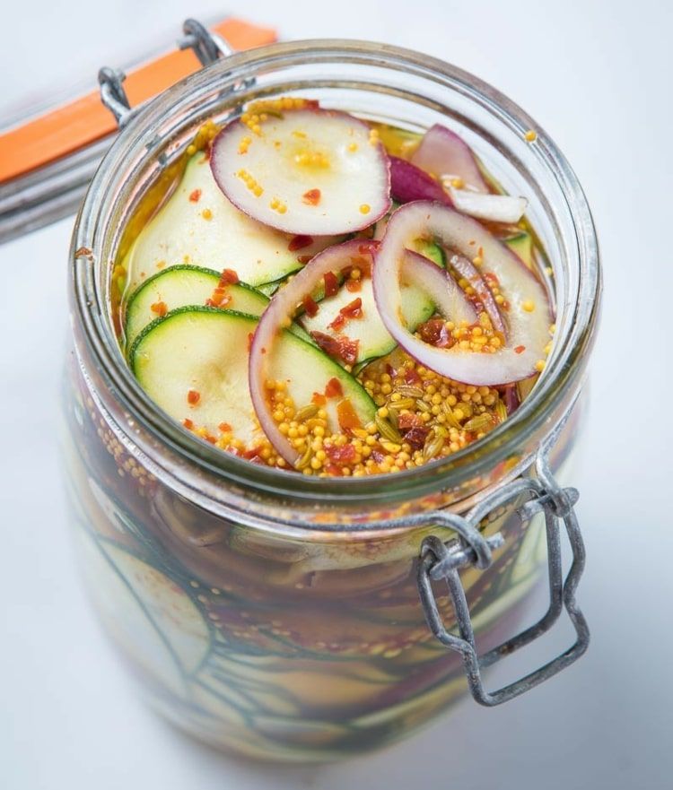 Nakladaná cuketa sladkokyslá s cibuľou, jablčným alebo bielym vínnym octom a horčicou