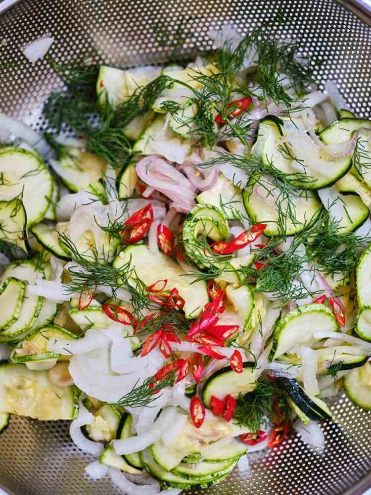 Nakladaná cuketa sladkokyslá s kôprom a chilli