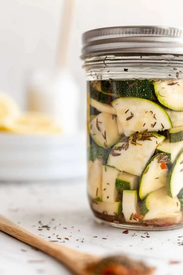 Talianska nakladaná cuketa s tymianom a bazalkou