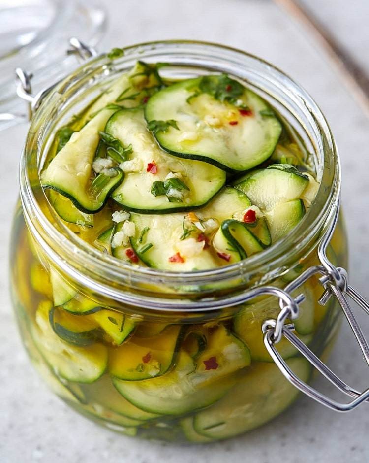 Olej a cesnak s plátkami čili a cukety - zdravé recepty