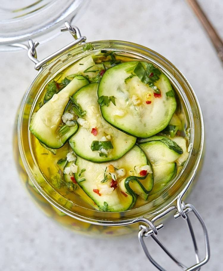 Nakladané cukety v rastlinnom oleji, chilli, cesnaku a tymiane