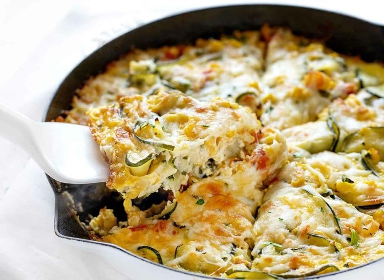 Zeleninový koláč s kúskami kukurice a cukety upečte v rúre