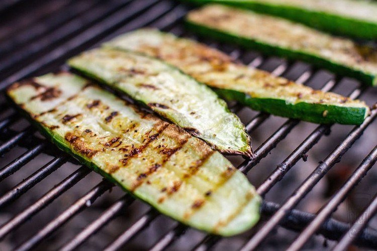 Plátky cukety na grile