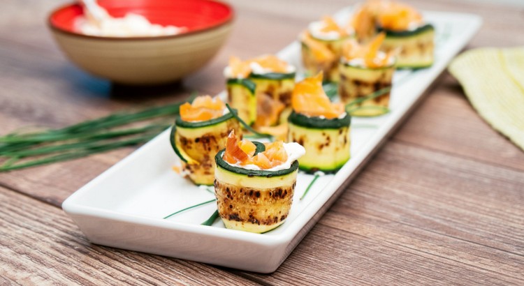 Prstové cuketové lososové rolky so smotanovým syrom