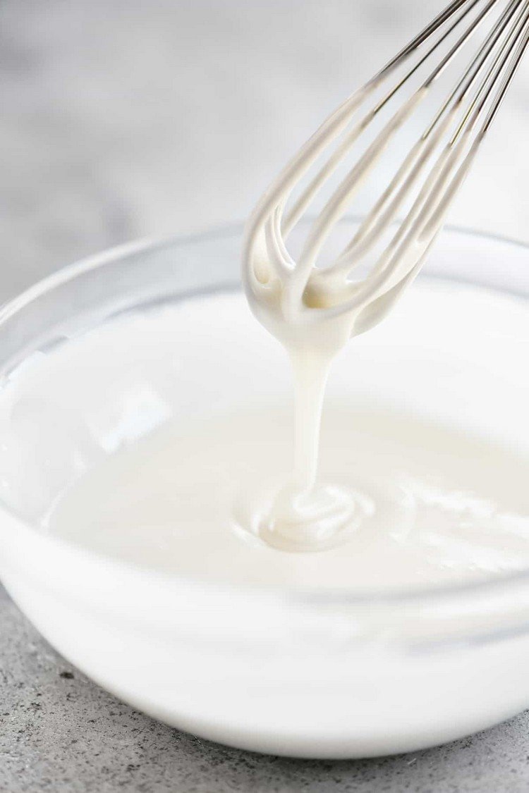 Metličkou vymiešame polevovú cukrovú polevu