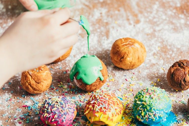 farebná polevová ozdoba na drobné pečivo