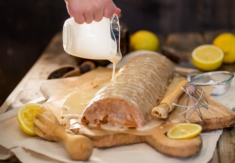 Citrónovú roládu pokryjeme práškovým cukrom teplým alebo studeným