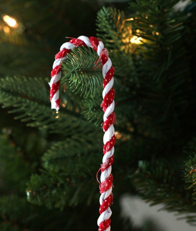 Látkové ozdoby na vianočný stromček si sami vyrobia ozdobu z cukríkov