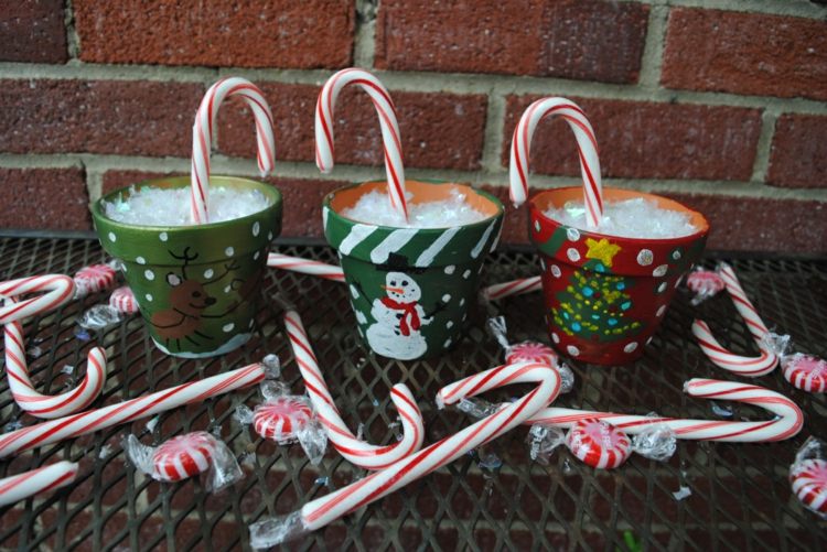 cukríkové palice dekorácia mimo hlinené hrnce zimné motívy umelý sneh