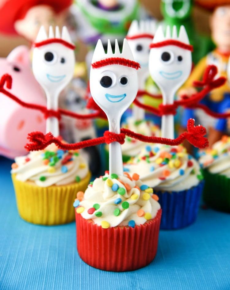 Remeselný nápad s plastovými vidličkami - pánsky drotár ako ozdoba košíčka