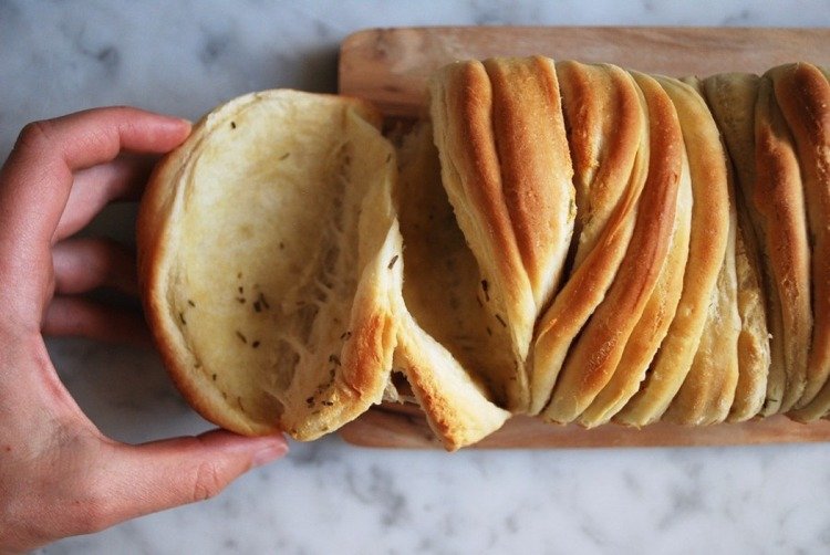 Varianty receptov na pokrčený chlieb s bylinkovým maslom