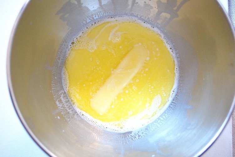 Skladané chlebové kvasnicové cesto základný recept Pokyny Rozpustíme maslo