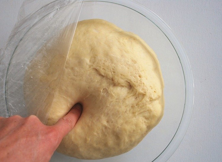 Pripravte kvasnicové cesto na skladaný chlieb, správnu textúru