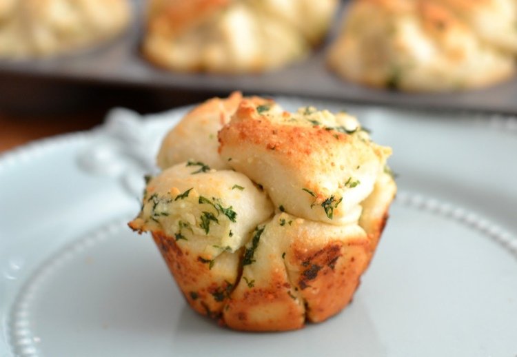 Vráskavý chlieb v muffinovej forme s bylinkami cesnakového masla