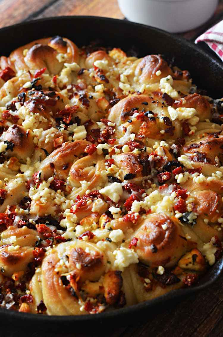 Recept Zupfbrot Slimačí chlieb so sušenými paradajkami, bazalkou, mozzarellou a feta