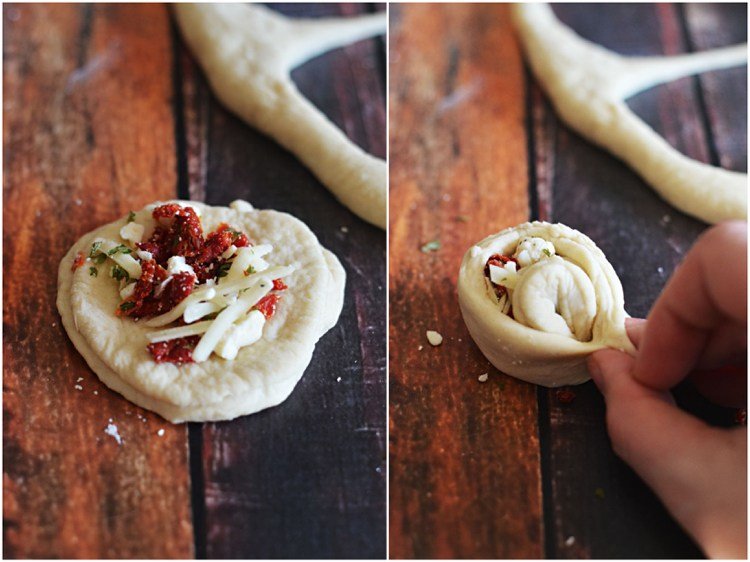 Skladaný chlieb s hotovým cestom ako skladaná mozzarella zo sušených paradajok