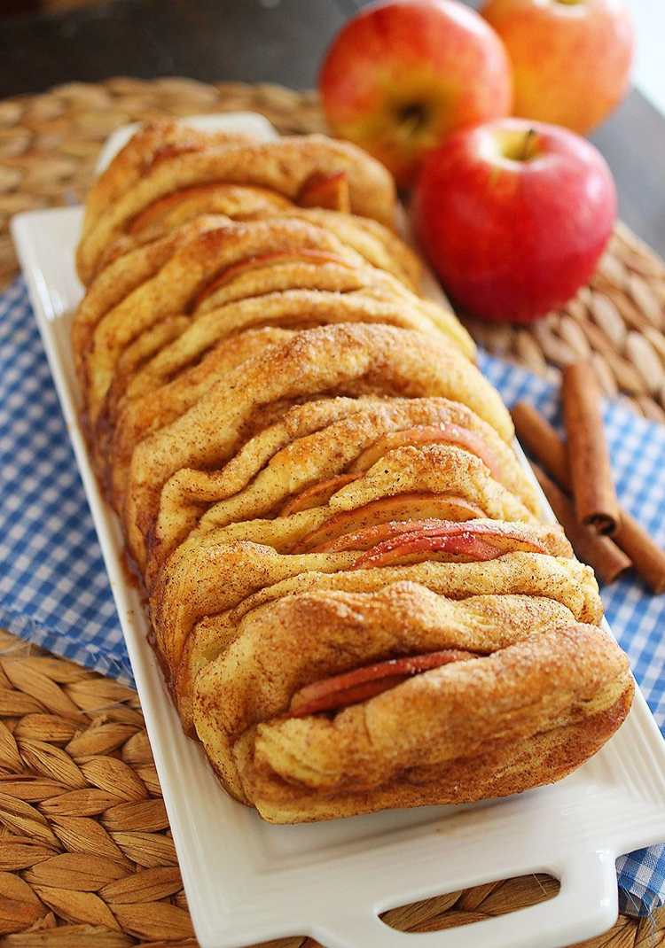Na bochníku pečieme skladaný chlieb s jablkami, škoricou a cukrom