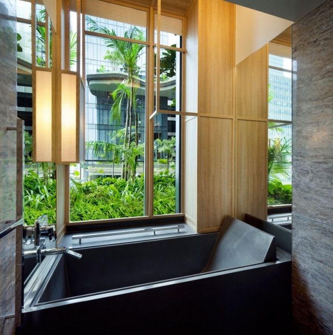 kúpeľňa výhľad na záhradu parkroyal hotel design v Singapure