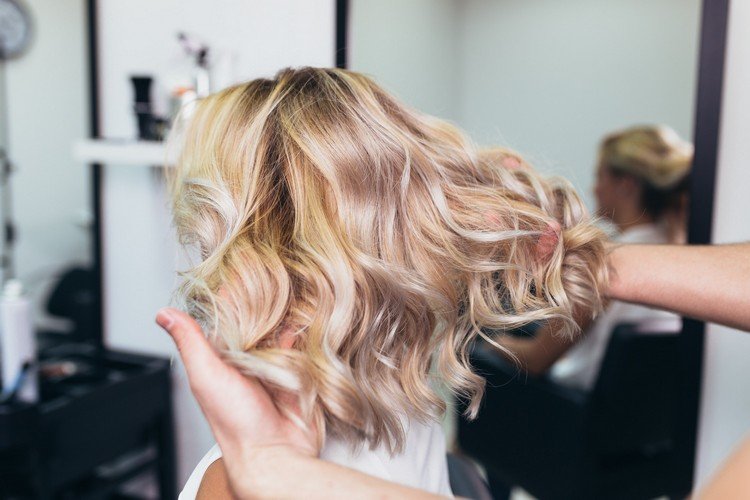 späť k prírodnej farbe vlasov pomocou domácich prípravkov na bielenie vlasov balayage