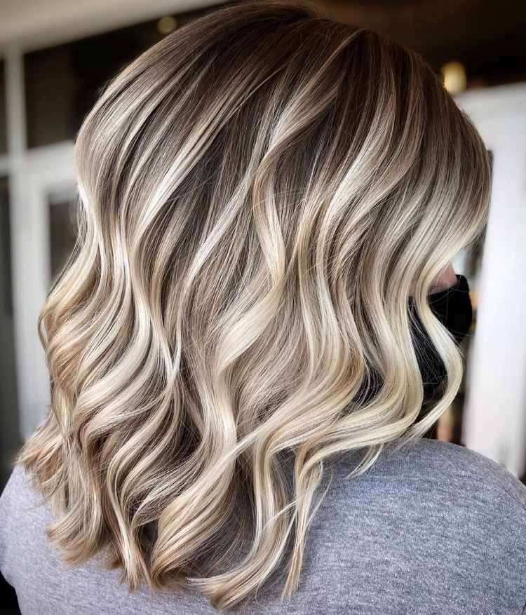 Blond vlasy s tmavými prameňmi, ako sa rýchlejšie vrátiť k prirodzenej farbe vlasov. Tipy