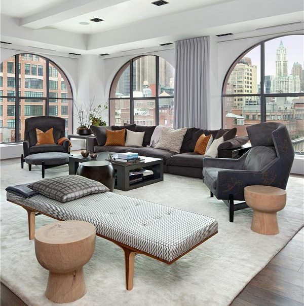 útulný-sivá-sedačka-obývačka-interiér