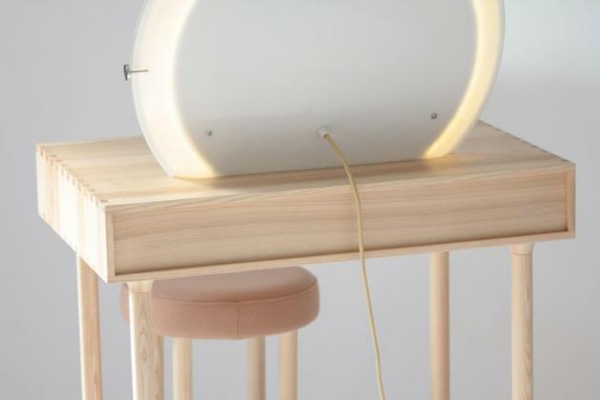 Stolová stolička so zrkadlovým rámom