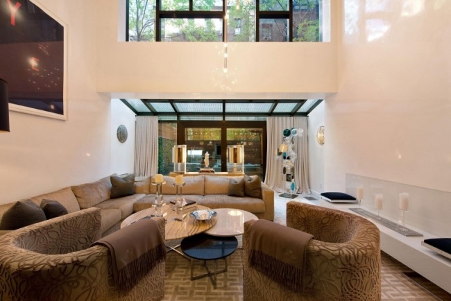 moderný mestský dom obývacia izba dvojitý vysoký strop béžový nábytok mestský dom obývacia izba dvojitý vysoký strop béžový nábytok